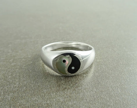 Yin Yang Ring, Sterling Silver Ring, ONYX & Mother of Pearl, Taoist Zen Spirit Jewelry, Man Woman Ring, Balance Yoga Ring, Round Signet Ring