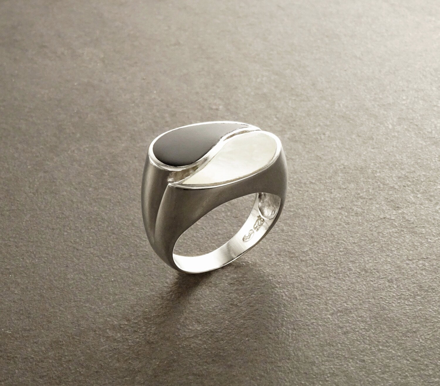 Yin Yang Ring - Black & White Ring - Sterling Silver - size 5.5 US - Mother of Pearl - Black Onyx - Modern Ring - Design Ring .