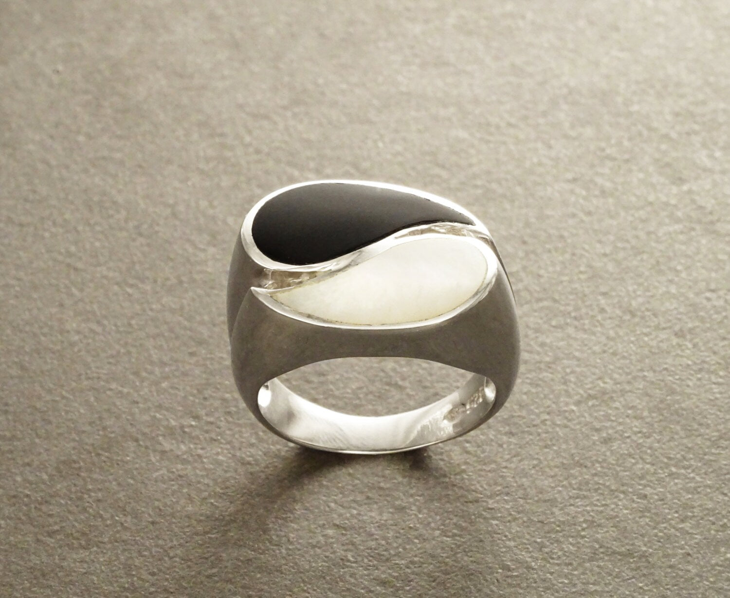 Yin Yang Ring - Black & White Ring - Sterling Silver - size 5.5 US - Mother of Pearl - Black Onyx - Modern Ring - Design Ring .