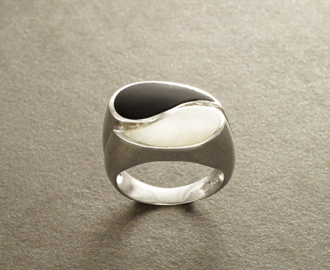 Yin Yang Ring - Black & White Ring - Sterling Silver - size 5.5 US - Mother of Pearl - Black Onyx - Modern Ring - Design Ring .