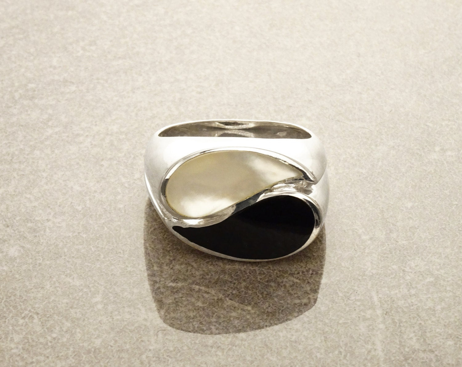 Yin Yang Ring - Black & White Ring - Sterling Silver - size 5.5 US - Mother of Pearl - Black Onyx - Modern Ring - Design Ring .