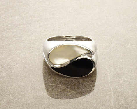 Yin Yang Ring - Black & White Ring - Sterling Silver - size 5.5 US - Mother of Pearl - Black Onyx - Modern Ring - Design Ring .