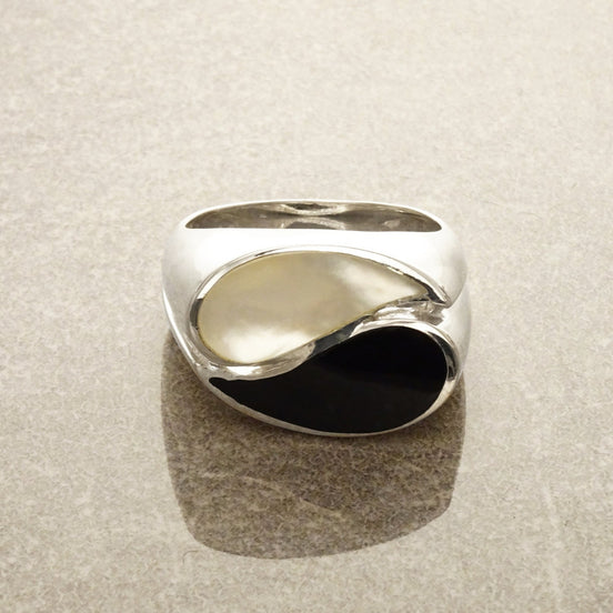 Yin Yang Ring - Black & White Ring - Sterling Silver - size 5.5 US - Mother of Pearl - Black Onyx - Modern Ring - Design Ring .