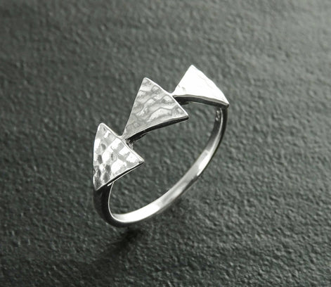 Triangle Ring, Sterling Silver, Hammered Spikes Ring, Spikes Chevron ring, Delta Peak Ring, Triangles Ring, Geometric Pointed Jewelry, Point