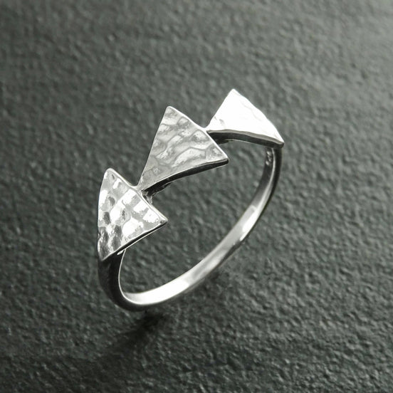 Triangle Ring, Sterling Silver, Hammered Spikes Ring, Spikes Chevron ring, Delta Peak Ring, Triangles Ring, Geometric Pointed Jewelry, Point