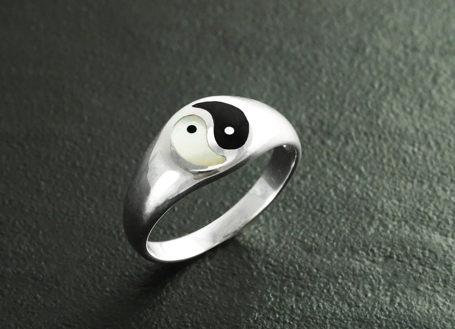 Yin Yang Ring, Sterling Silver Ring, ONYX & Mother of Pearl, Taoist Zen Spirit Jewelry, Man Woman Ring, Balance Yoga Ring, Round Signet Ring