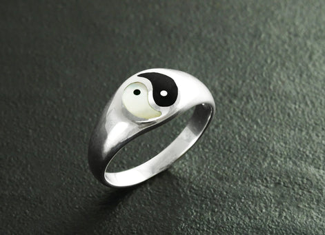 Yin Yang Ring, Sterling Silver Ring, ONYX & Mother of Pearl, Taoist Zen Spirit Jewelry, Man Woman Ring, Balance Yoga Ring, Round Signet Ring