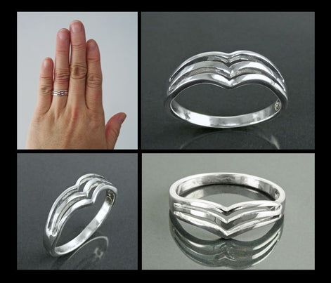 Une bague en argent 925 avec un design en forme de V. La bague est composée de trois bandes.