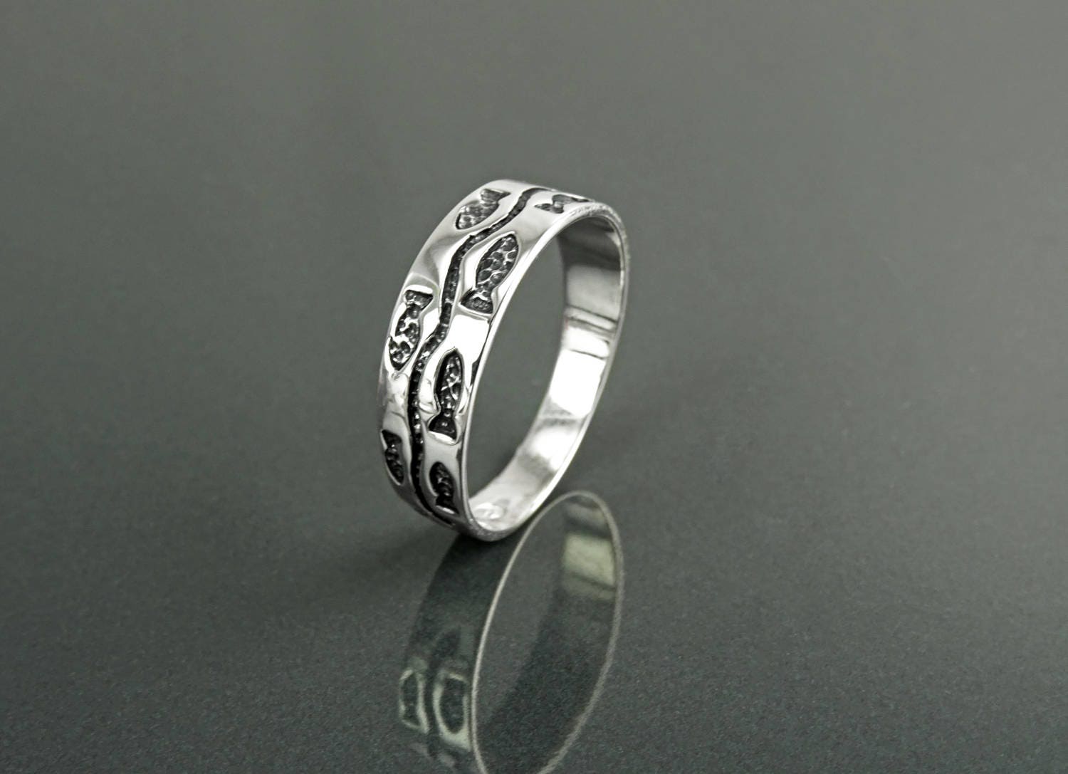 Fish Band Ring, Sterling Silver, Beach Ring, Sea Life Ocean world, Nautical Gift, Fishes, School of Fish, oceanic marine aquatic jewelry