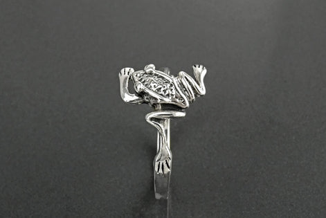 Froggy Ring, Sterling Silver, dainty toad Animal Ring, Nature Garden Frog batrachian Jewelry
