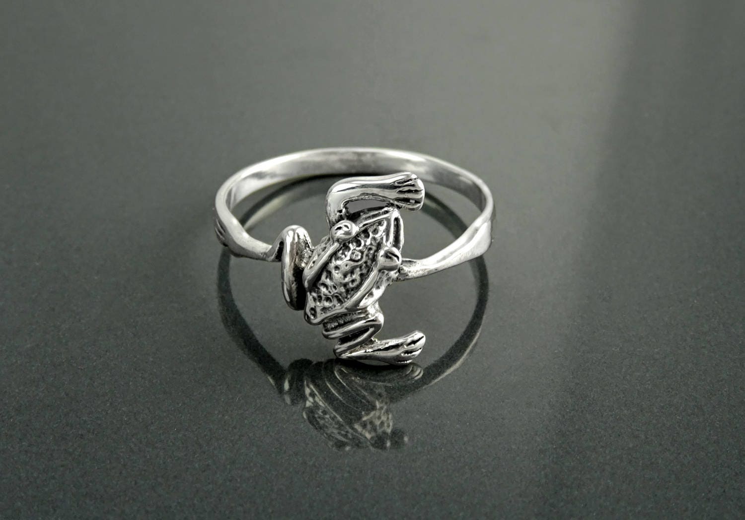 Froggy Ring, Sterling Silver, dainty toad Animal Ring, Nature Garden Frog batrachian Jewelry