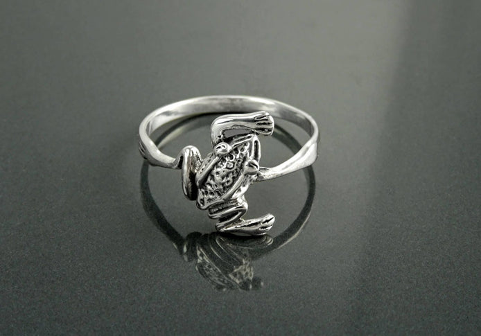 Froggy Ring, Sterling Silver, dainty toad Animal Ring, Nature Garden Frog batrachian Jewelry