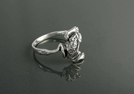 Froggy Ring, Sterling Silver, dainty toad Animal Ring, Nature Garden Frog batrachian Jewelry