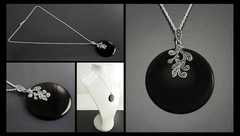 Multi vues d'un collier en argent 925 avec un pendentif en argent massif et en onyx noir orné d'un motif de filigrane retro. Le pendentif est rond et présente un motif floral délicat dans un style vintage art deco.