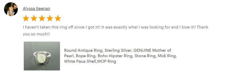 Exemple d'avis enthousiaste publié par une cliente sur cette bague en argent 925 sertie avec une pierre ovale en nacre blanche.