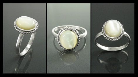 Une bague en argent massif avec une pierre ovale blanche sertie dans une bordure en forme de corde de style antique. Un bijou artisanal en matériau durable. Fait à la main par des créateurs locaux. KRAMIKE, une boutique de confiance recommandée par des milliers d'avis positifs.