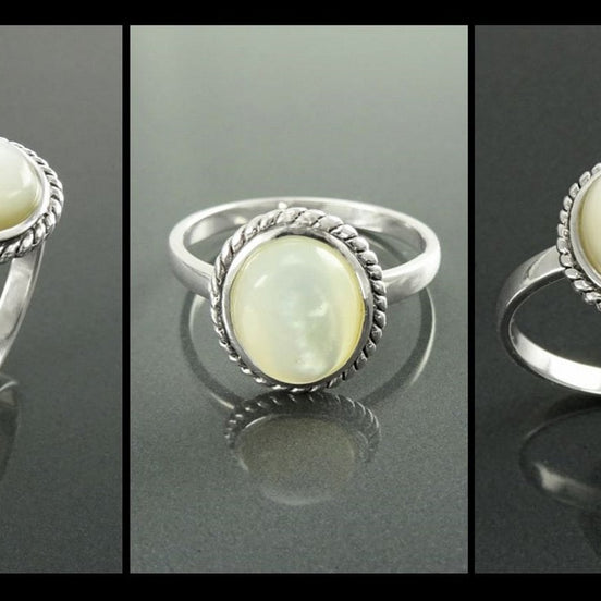 Une bague en argent massif avec une pierre ovale blanche sertie dans une bordure en forme de corde de style antique. Un bijou artisanal en matériau durable. Fait à la main par des créateurs locaux. KRAMIKE, une boutique de confiance recommandée par des milliers d'avis positifs.
