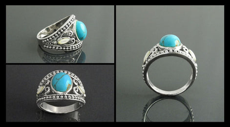 Une bague en argent 925 avec une pierre turquoise et de la nacre blanche de chaque côté. La bague a un filigrane vintage détaillé avec un bord perlé.