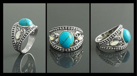 Une bague bohème en argent massif 925 avec une pierre turquoise sertie dans un motif de filigrane décoratif. La bague est ornée de deux petites nacres blanches de chaque côté de la pierre turquoise.