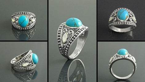 Une bague en argent 925 avec une pierre turquoise sertie dans un motif de filigrane bohème vintage. La bague est ornée de petites nacres blanches de chaque côté.