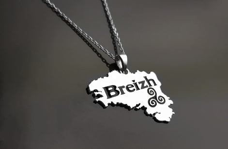 Silver necklace with a pendant shaped like the region of Brittany, France. The pendant features the word "Breizh" and a Celtic knot.
Brand: KRAMIKE
Type of jewelry: Pendant
Metal: 925 sterling silver
Size: 20×30 mm
Handmade: yes
Ships from: France
Necklace: chain on request

Brittany pendant, French regional gift, French Souvenir, Brittany gift, Breizh Necklace, Breizh pendant, Brittany jewelry, French Brittany gift, Brittany necklace, Brittany map, Brittany symbol