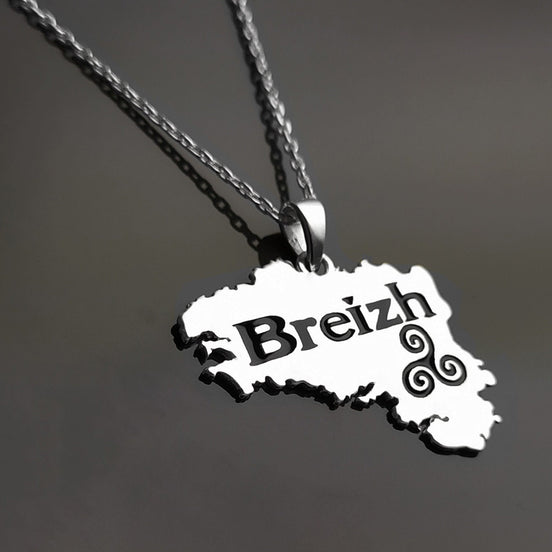 Silver necklace with a pendant shaped like the region of Brittany, France. The pendant features the word "Breizh" and a Celtic knot.
Brand: KRAMIKE
Type of jewelry: Pendant
Metal: 925 sterling silver
Size: 20×30 mm
Handmade: yes
Ships from: France
Necklace: chain on request

Brittany pendant, French regional gift, French Souvenir, Brittany gift, Breizh Necklace, Breizh pendant, Brittany jewelry, French Brittany gift, Brittany necklace, Brittany map, Brittany symbol
