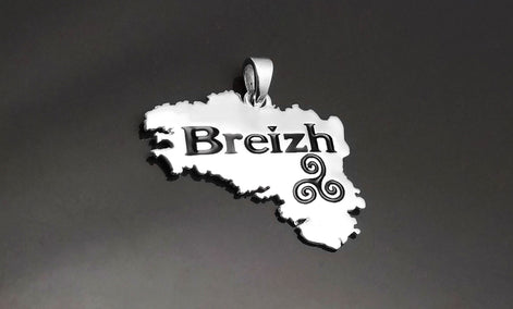 A silver pendant shaped like the region of Brittany, France, with the word "Breizh" and a Celtic triskelion symbol engraved in black.
Brand: KRAMIKE
Type of jewelry: Pendant
Metal: 925 sterling silver
Size: 20×30 mm
Handmade: yes
Ships from: France
Necklace: chain on request

Brittany pendant, French regional gift, French Souvenir, Brittany gift, Breizh Necklace, Breizh pendant, Brittany jewelry, French Brittany gift, Brittany necklace, Brittany map, Brittany symbol