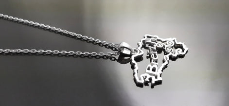 Side view of a necklace with a pendant shaped like the outline of the state of  'Breizh' (Brittany) in France. The pendant has the word 'Breizh' written inside the outline.
Brand: KRAMIKE
Product: Brittany map necklace / Breizh pendant
Metal: 925 sterling silver
Pendant size: 3.0 × 2.0 cm
Weight: 3.6 g
Symbol: Triskel (center detail)
Chain options: 45 cm / 50 cm / 55 cm
Ships from: France
Tracking: included