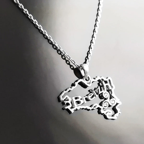 A silver necklace with a pendant shaped like the outline of the state of  'Breizh' (Brittany) in France. The pendant has the word 'Breizh' written inside the outline.
Brand: KRAMIKE
Product: Brittany map necklace / Breizh pendant
Metal: 925 sterling silver
Pendant size: 3.0 × 2.0 cm
Weight: 3.6 g
Symbol: Triskel (center detail)
Chain options: 45 cm / 50 cm / 55 cm
Ships from: France
Tracking: included