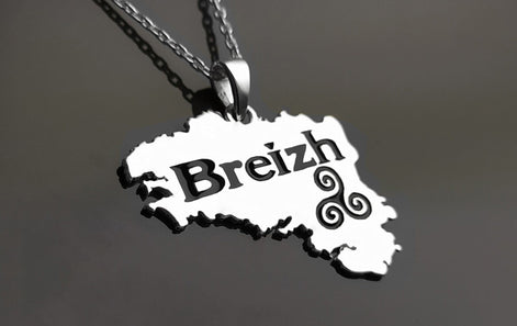 Silver necklace with a pendant shaped like the region of Brittany, France. The pendant features the word "Breizh" and a Celtic knot design.

Brand: KRAMIKE
Type of jewelry: Pendant
Metal: 925 sterling silver
Size: 20×30 mm
Handmade: yes
Ships from: France
Necklace: chain on request

Brittany pendant, French regional gift, French Souvenir, Brittany gift, Breizh Necklace, Breizh pendant, Brittany jewelry, Bretagne pendant, Bretagne gift, French Brittany gift, Brittany necklace