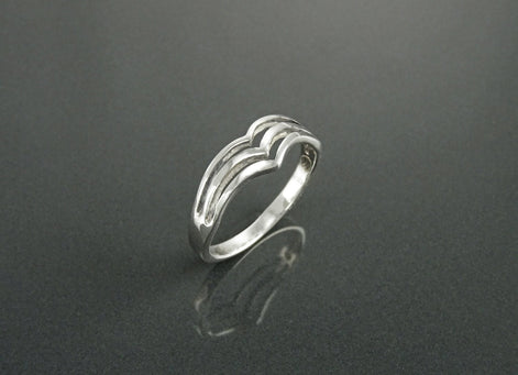 Une bague en argent massif avec un design unique composé de trois bandes superposées qui forment un cœur.