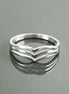 Une bague en argent 925 avec un motif triple chevron. La bague est en métal lisse et poli et a un style simple et moderne.