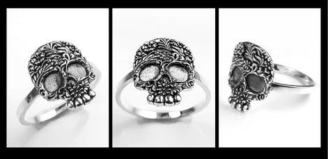 Trois vues d'une bague en argent avec un motif de crâne détaillé. Le crâne est orné de motifs floraux complexes.