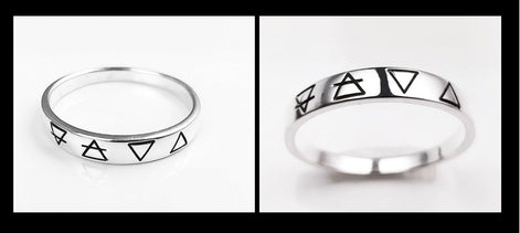 Une bague en argent avec quatre symboles gravés : un cercle avec une ligne qui le traverse, un triangle, un triangle inversé et un triangle avec une ligne qui le traverse.
Bague quatre éléments de la Planète Terre, argent 925, anneau des 4 élément symboles terrien : terre air eau feu, bijoux astrologie.
VU DE Côté.
Bijou artisanal durable. Fait main local. Boutique de confiance recommandée.
