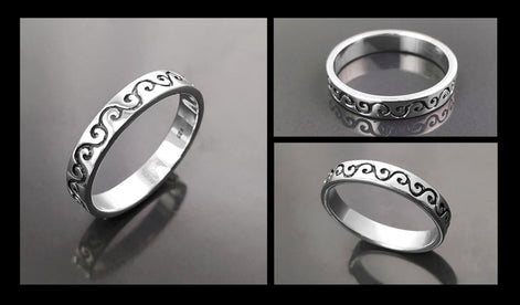 Bague Fine en Argent Massif 925 avec un motif régulier central. une frise de courbe qui va vers le haut et vers le bas.
vu de haut et posée.
Bijou durable. Boutique aux milliers d'avis. Qualité créateur local.