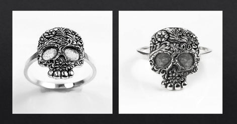 Double vues d'une bague en argent avec un motif de crâne détaillé orné de motifs floraux. Le crâne a des orbites vides et un nez et une bouche détaillés. c'est une Bague Crâne Tête de Mort Gothique motif floral, Argent 925
