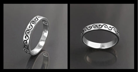 Une bague en argent avec un motif de vague décoratif. La bague est simple et élégante.
Bague Fine en Argent Massif 925 avec un motif régulier central. une frise de courbe qui va vers le haut et vers le bas.
vu de haut et de côté.
Bijou durable. Boutique aux milliers d'avis. Qualité créateur local.
