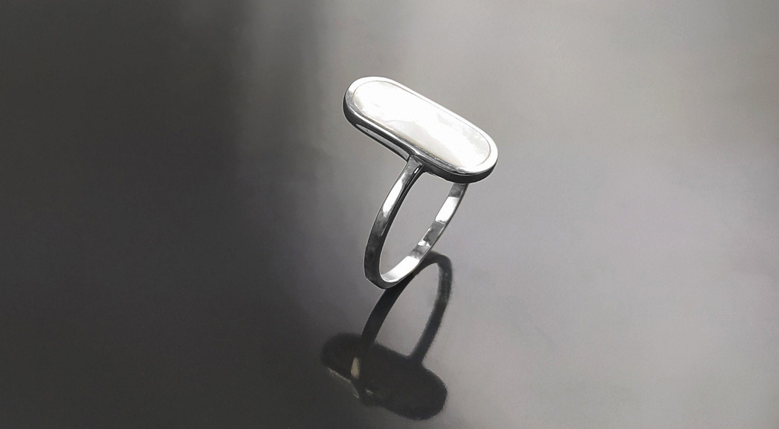 Bague Nacre Ovale Plate Argent 925, véritable Nacre Perlière ovale reflets irisés, bijoux pour tous les jours, style minimaliste moderne