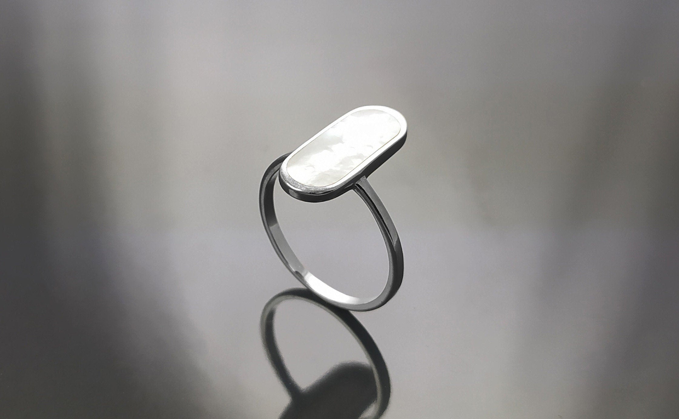Bague Nacre Ovale Plate Argent 925, véritable Nacre Perlière ovale reflets irisés, bijoux pour tous les jours, style minimaliste moderne