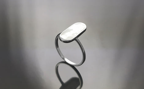 Bague Nacre Ovale Plate Argent 925, véritable Nacre Perlière ovale reflets irisés, bijoux pour tous les jours, style minimaliste moderne