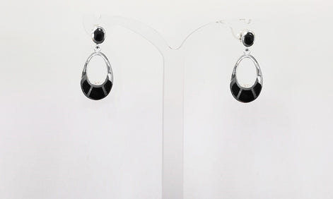 Une paire de boucles d'oreilles pendantes en forme de goutte, en argent 925 avec des pierres noires en onyx. Les pierres ont un motif géométrique.