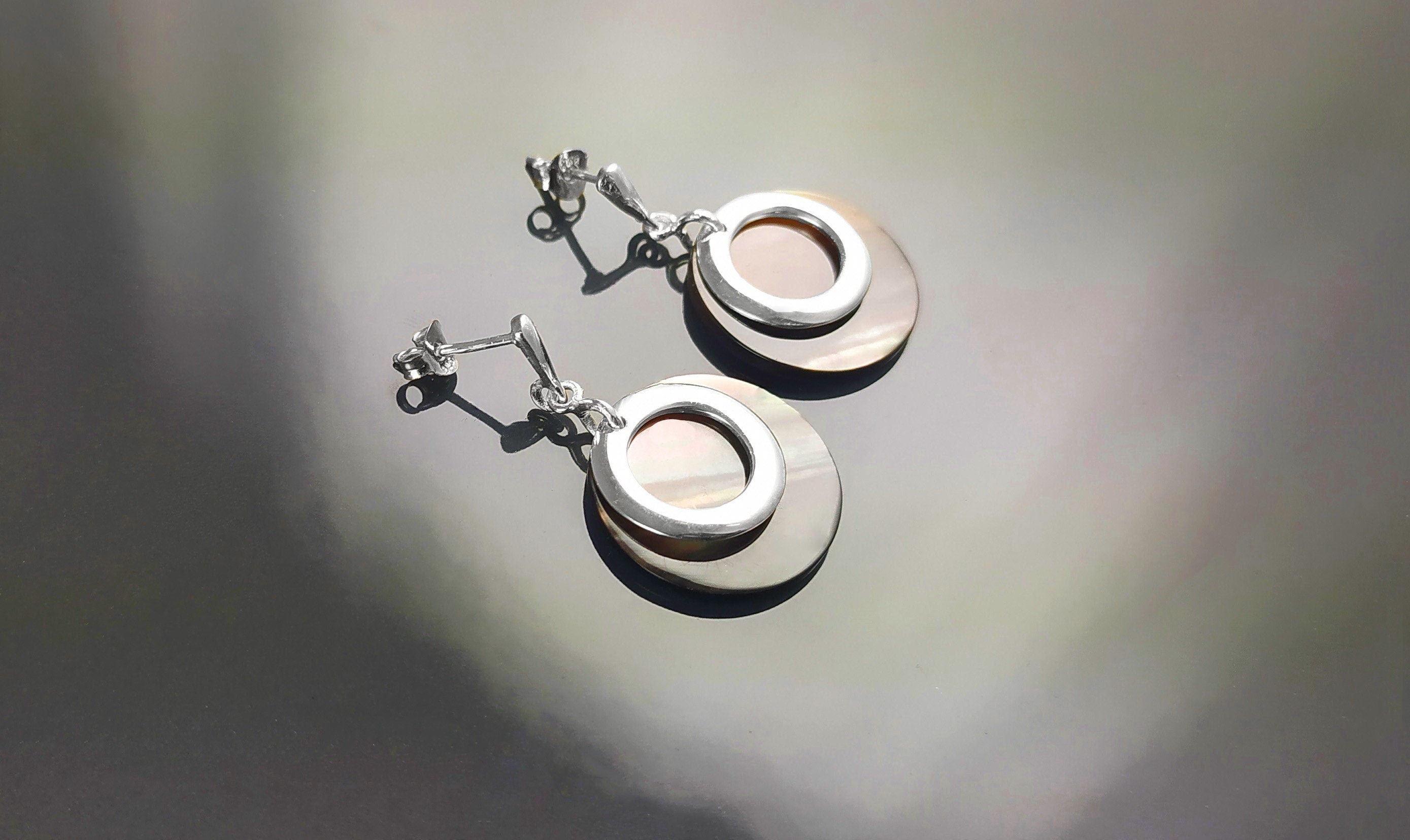 Gray Shell Earrings , Sterling Silver, Natural Grey Mother of Pearl Discs, Modern Dangle Geometric Round Earrings, Minimalist Women Jewelry