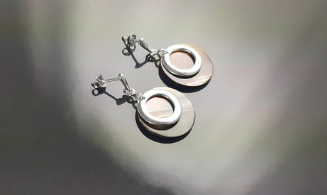 Gray Shell Earrings , Sterling Silver, Natural Grey Mother of Pearl Discs, Modern Dangle Geometric Round Earrings, Minimalist Women Jewelry