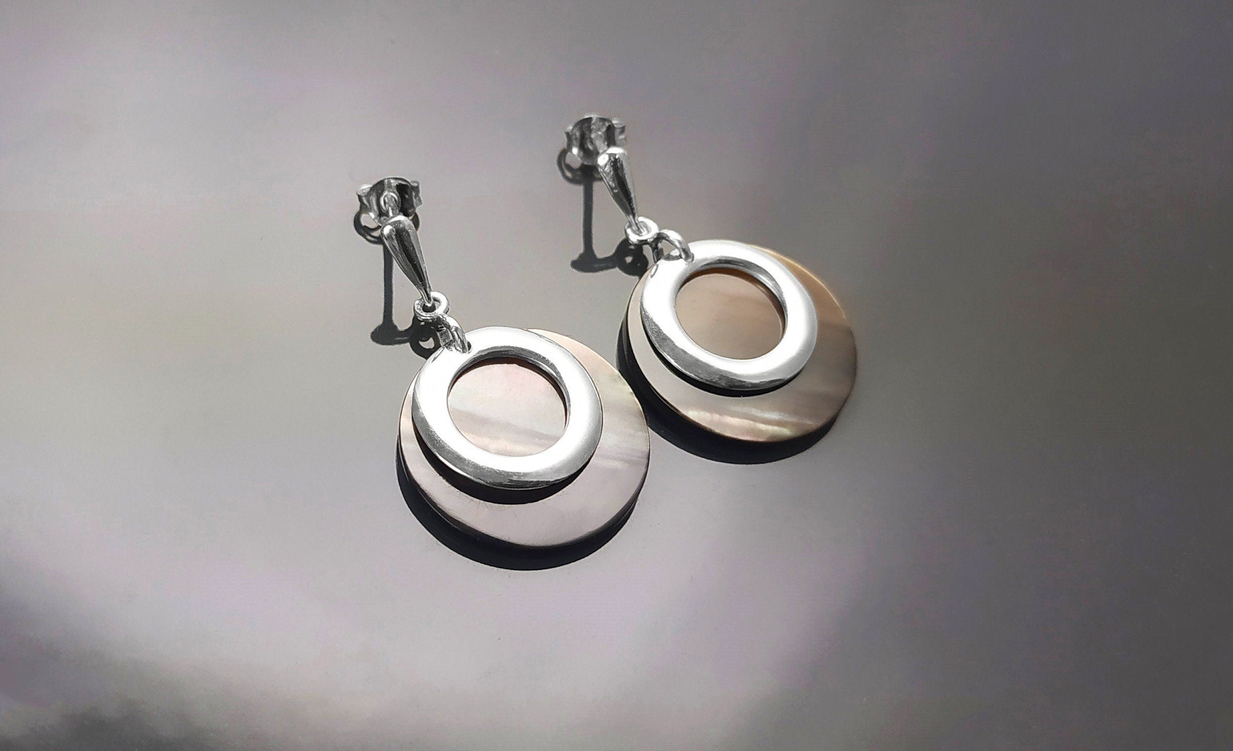 Gray Shell Earrings , Sterling Silver, Natural Grey Mother of Pearl Discs, Modern Dangle Geometric Round Earrings, Minimalist Women Jewelry