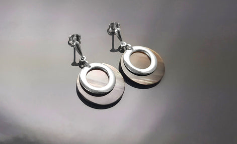 Gray Shell Earrings , Sterling Silver, Natural Grey Mother of Pearl Discs, Modern Dangle Geometric Round Earrings, Minimalist Women Jewelry