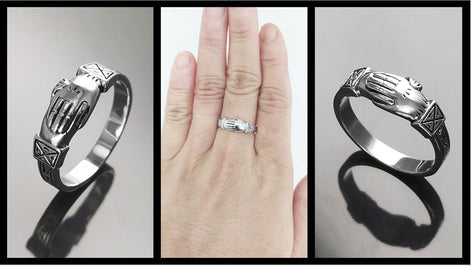 Bague argent 925 FEDE symbole de fidélité et de confiance mutuelle.
Alliance argent pour s'unir simplement.
Deux mains se serrent mutuellement pour sceller une union sacrée.
vu bague portée.
Qualité artisanale sûre. Local. Durable. Boutique de confiance recommandée 5 étoiles.
KRAMIKE est une marque de Bijoux de très bonne qualité avec un service clients au TOP.