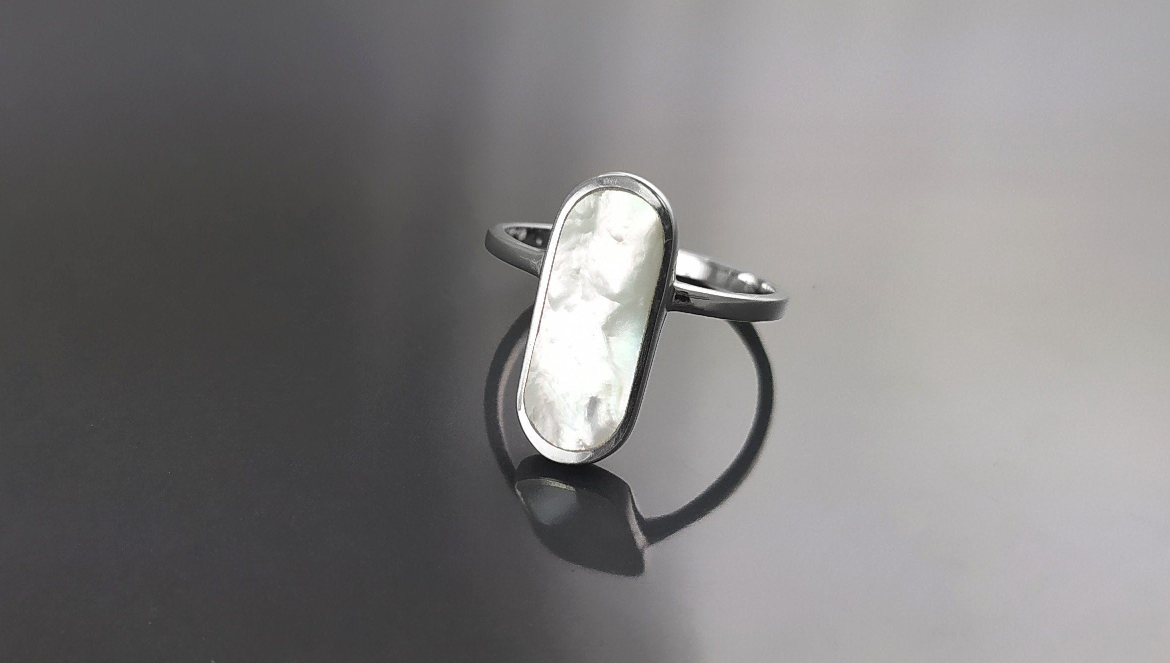 Bague Nacre Ovale Plate Argent 925, véritable Nacre Perlière ovale reflets irisés, bijoux pour tous les jours, style minimaliste moderne
