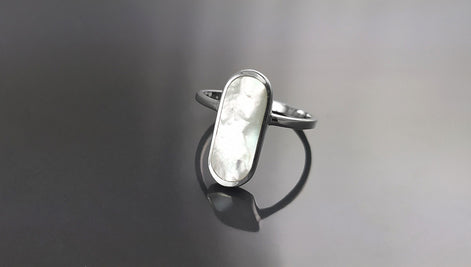 Bague Nacre Ovale Plate Argent 925, véritable Nacre Perlière ovale reflets irisés, bijoux pour tous les jours, style minimaliste moderne