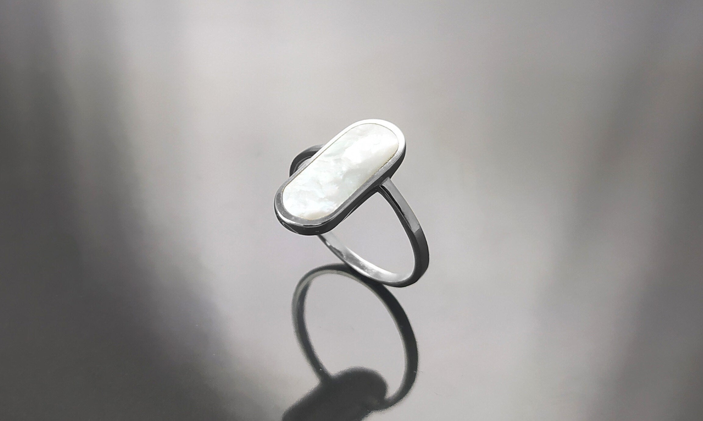 Bague Nacre Ovale Plate Argent 925, véritable Nacre Perlière ovale reflets irisés, bijoux pour tous les jours, style minimaliste moderne