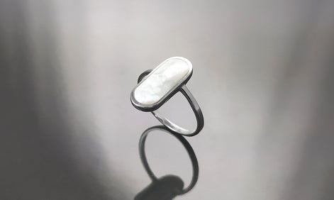 Bague Nacre Ovale Plate Argent 925, véritable Nacre Perlière ovale reflets irisés, bijoux pour tous les jours, style minimaliste moderne
